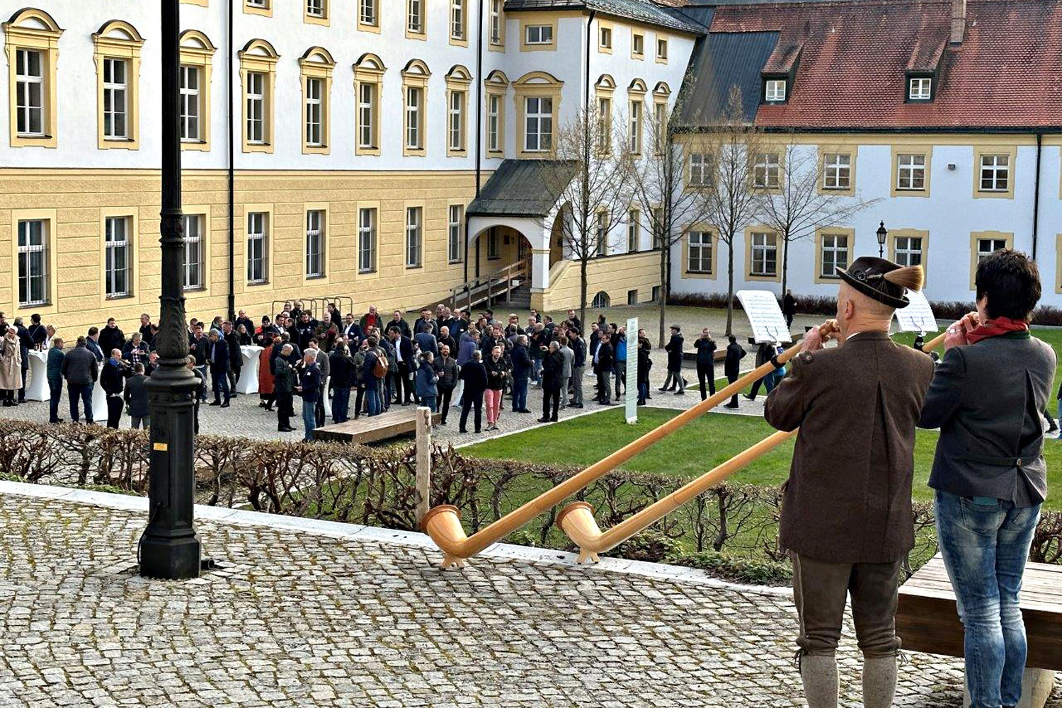 Alphornbläser im Klosterhof