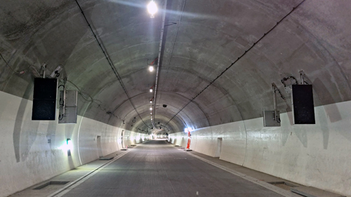 Die ersten verkehrstechnischen Anlagen im Tunnel